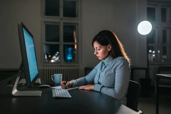 Vista Laterale Della Donna Affari Che Lavora Tarda Notte — Foto Stock