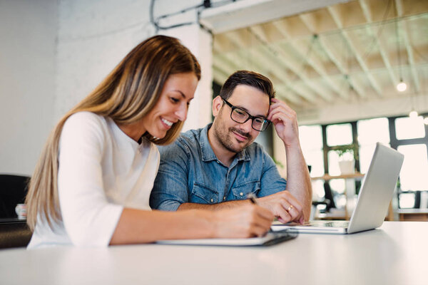 Крупный план двух веселых коллег, делящихся идеями на работе
.