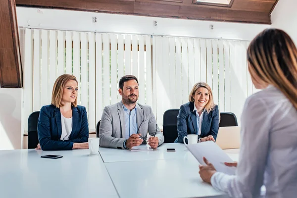 Mulher Tendo Uma Entrevista Emprego Com Especialistas — Fotografia de Stock