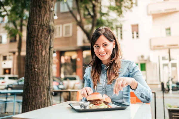 Elegante Joven Mujer Comiendo Hamburguesa Restaurante Comida Rápida Aire Libre — Foto de Stock