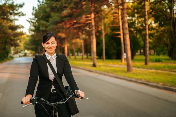 Retrato Una Hermosa Mujer Negocios Bicicleta —  Fotos de Stock