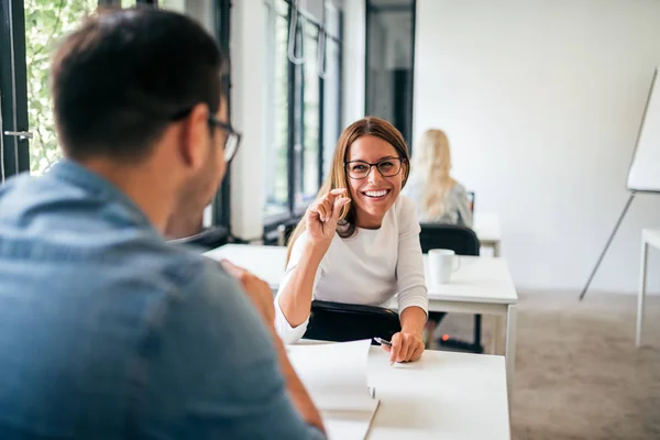 Jovem Alegre Conversando Enquanto Senta Mesa Durante Aula Faculdade Universidade — Fotografia de Stock