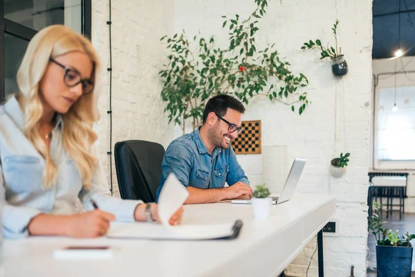 Zwei Junge Gelegenheitsunternehmer Arbeiten Seite Seite — Stockfoto