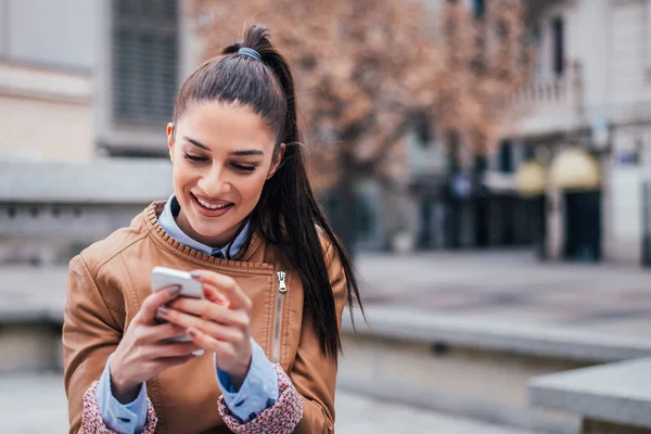 Close Retrato Jovem Mulher Sorridente Usando Smartphone — Fotografia de Stock