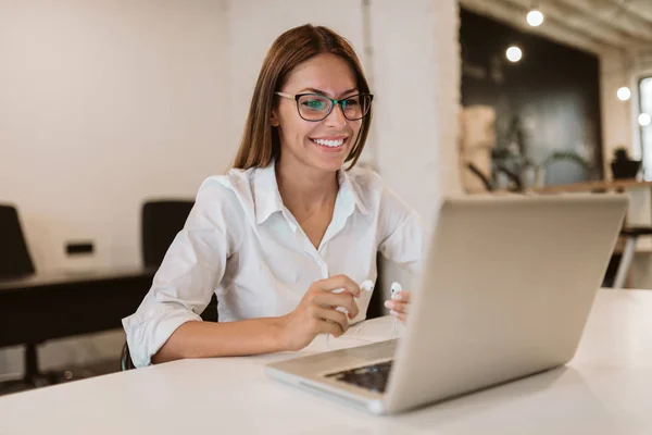 Sorrindo Jovem Empresária Mesa Trabalho Escritório — Fotografia de Stock