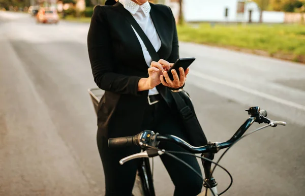 Montar Bicicleta Enviar Mensajes Texto — Foto de Stock