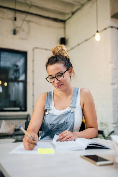 Encantadora Chica Hipster Tomando Notas Mientras Estudia — Foto de Stock