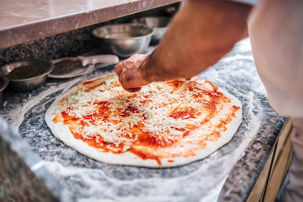 Chef Fazer Pizza Close Adicionando Queijo Base Pizza — Fotografia de Stock