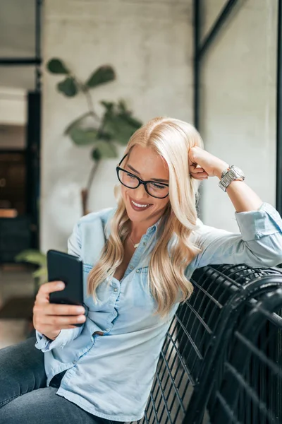 Porträtt Underbara Leende Blond Kvinna Med Smartphone — Stockfoto