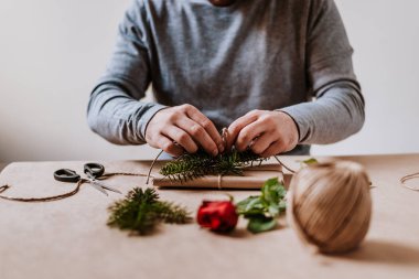 Tanınmayan adam onun Sevgililer günü için hediye sarma. 