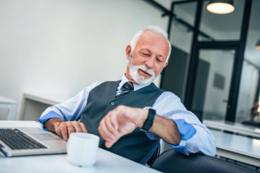 Kol saati zaman kontrol arıyorum ciddi iş adamı.