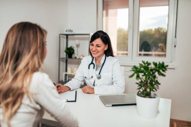Tıbbi etik ve güven kavramı. Bir hasta için konuşan doktor gülümseyen.