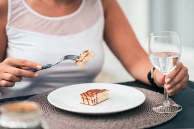 Enjoing bir bardak şarap ve çok kolay.