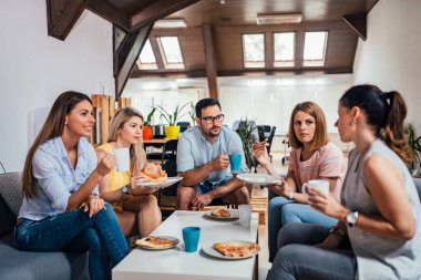 Modern coworking ofisinde öğle yemeği molası.