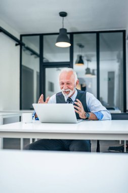 Üst düzey iş adamı görüntülü arama yapma.