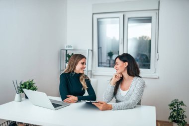 Modern ofisinde konuşmak iki geçici iş kadınları.