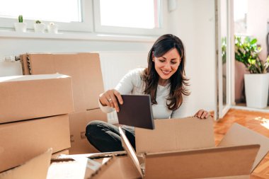 Güzel esmer yeni dairesinde açma.