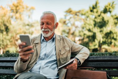Komuta sizde smartphone açık havada üzerinde online haber okuma.