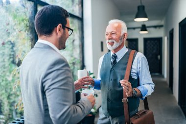 Koridorda konuşan iki erkek arkadaşları.