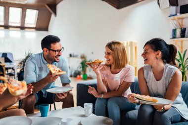 Öğle tatilinde eğleniyor.