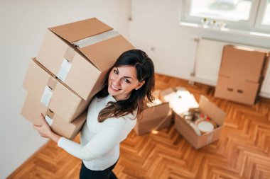 Genç kadının yeni ev veya apartman için hareketli yüksek açılı görünüş.