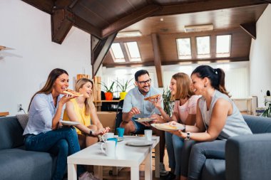 Beş arkadaş evde pizza yemek keyfini çıkarın.