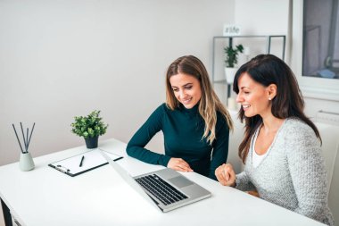 Başlangıç proje üzerinde çalışan iki genç kadın planı.