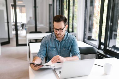 Yakışıklı adam bir proje üzerinde çalışıyor.