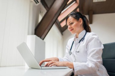 Kadın doktor ofisinde çalışan yakın çekim görüntüsü.