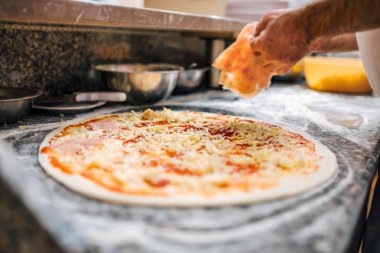 El Salam pizza koyarak bir şef.