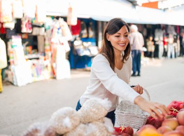 Sağlıklı beslenme kavramı. Elma sokak pazarında satın alma.