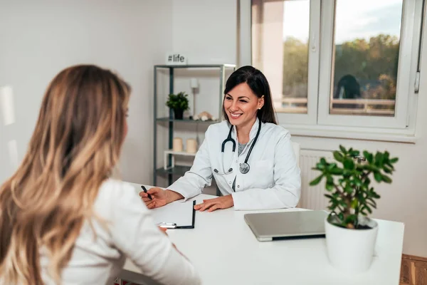 薬と健康管理の概念 女性患者との会話でフレンドリーな女性医師 — ストック写真