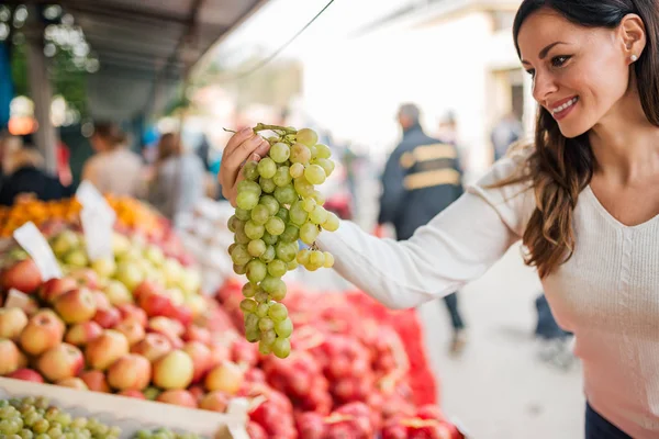 美しい若い女性の農民市場で新鮮な果物を購入 — ストック写真
