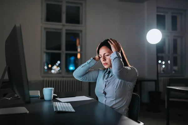 Empresaria Sintiéndose Mal Sufriendo Dolor Cabeza Mientras Trabaja Horas Extras —  Fotos de Stock