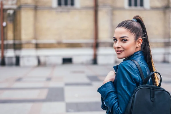 Linda Turista Menina Com Mochila Close — Fotografia de Stock