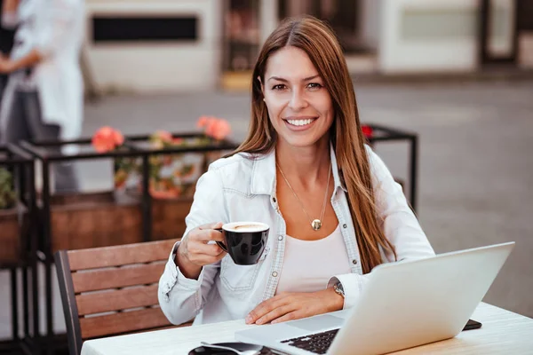 Porträt Einer Schönen Frau Bei Einer Tasse Kaffee Café Freien — Stockfoto