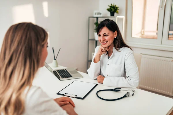 Läkare Och Patient Talar Kontoret — Stockfoto