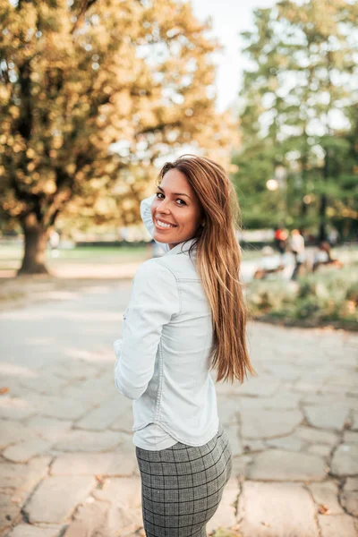 Portrait Beautiful Young Woman Park Looking Camera — Stock Photo, Image