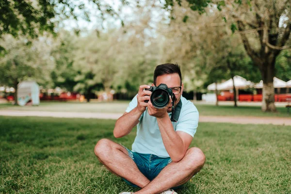 Front View Photographer Sitting Grass — Stock Photo, Image