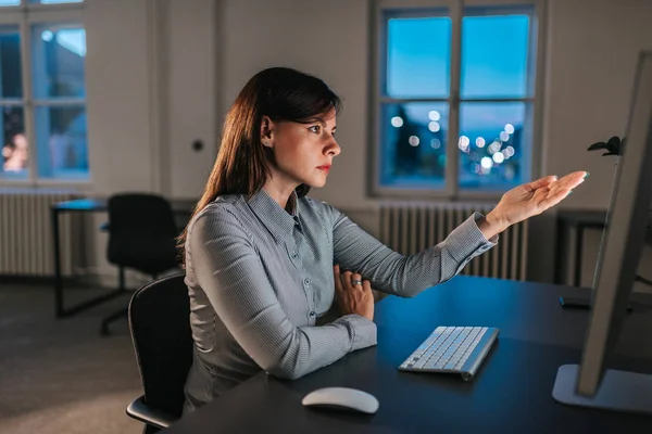 Mulher Negócios Descontente Apontando Para Tela Computador Vista Lateral — Fotografia de Stock