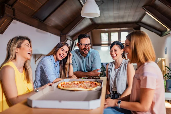 Kolegové Mají Přestávku Oběd Jíst Pizzu — Stock fotografie