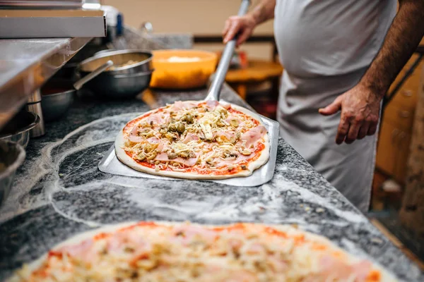 Chef Tomando Pizza Cruda Pala Metal Para Hornear Horno — Foto de Stock