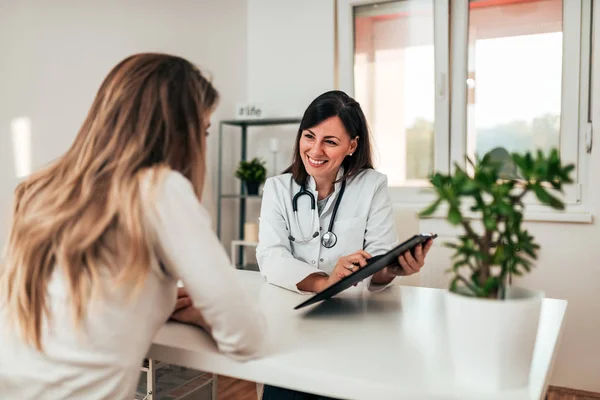 Médica Explicando Diagnóstico Para Sua Jovem Paciente — Fotografia de Stock