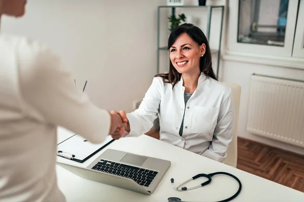 Charmiga Kvinnliga Läkare Hälsning Patienten Kontoret — Stockfoto