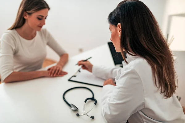 Imagen Primer Plano Del Médico Que Consulta Paciente — Foto de Stock