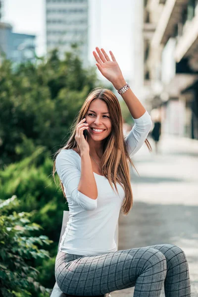 Retrato Una Joven Sonriente Hablando Por Teléfono Móvil Saludando Amigo — Foto de Stock