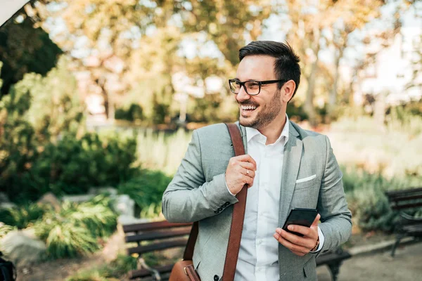Hombre Negocios Sonriente Con Teléfono Inteligente Aire Libre Mirando Hacia — Foto de Stock