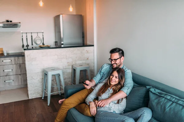 Jovem Casal Assistindo Televisão Casa — Fotografia de Stock