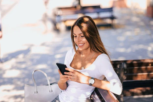 Atraente Jovem Mulher Mensagens Texto Enquanto Sentado Banco — Fotografia de Stock