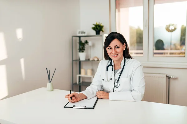 Ritratto Una Giovane Donna Medico Generico Nello Studio Medico — Foto Stock